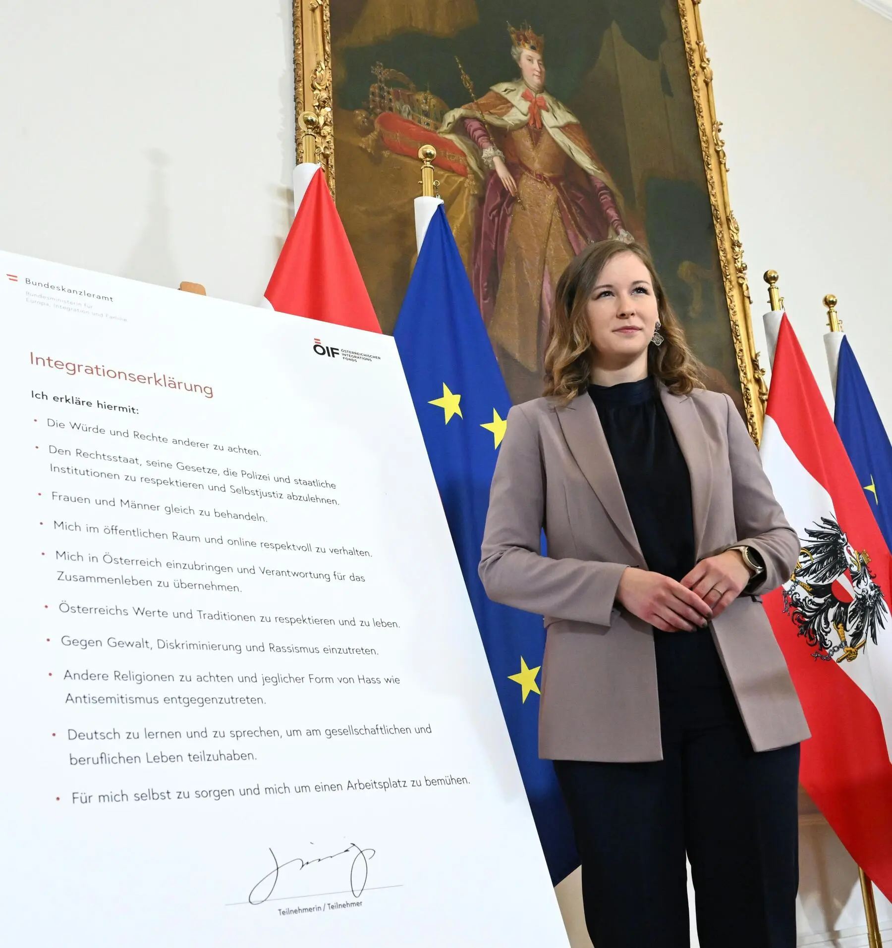 Integrationserklärung board next to an Austrian official